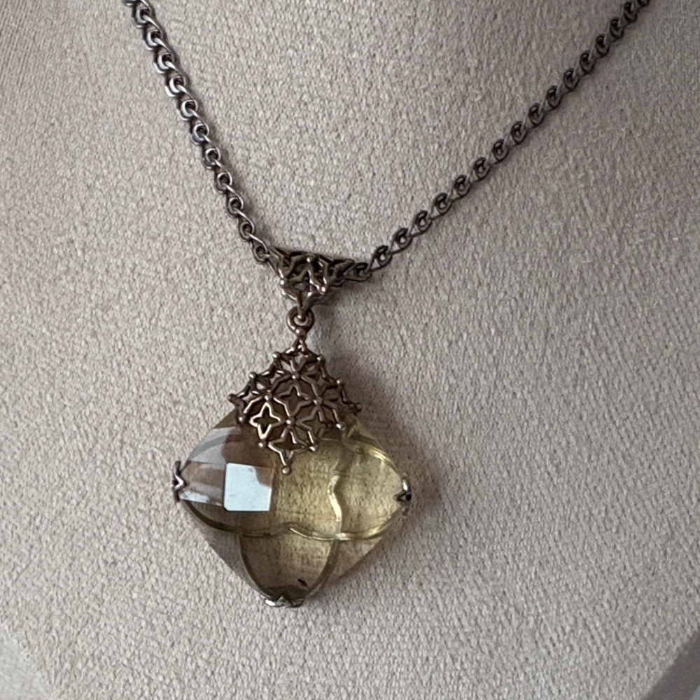 Elegant Silver Necklace with Yellow Gemstone